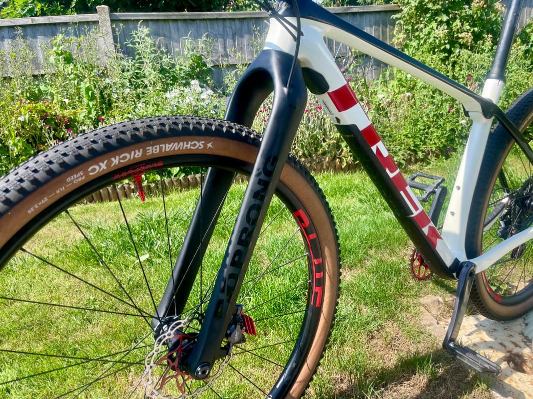 Trek Supercaliber fitted with a Travers EVO Prong carbon fork